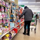 Los clientes compran en una tienda Dollar Tree el 4 de marzo de 2021 en Chicago, Illinois. Dollar Tree dijo que abrirá 600 nuevas tiendas este año, 400 bajo el nombre Dollar Tree y 200 bajo el nombre Family Dollar, que también es propiedad de la empresa.