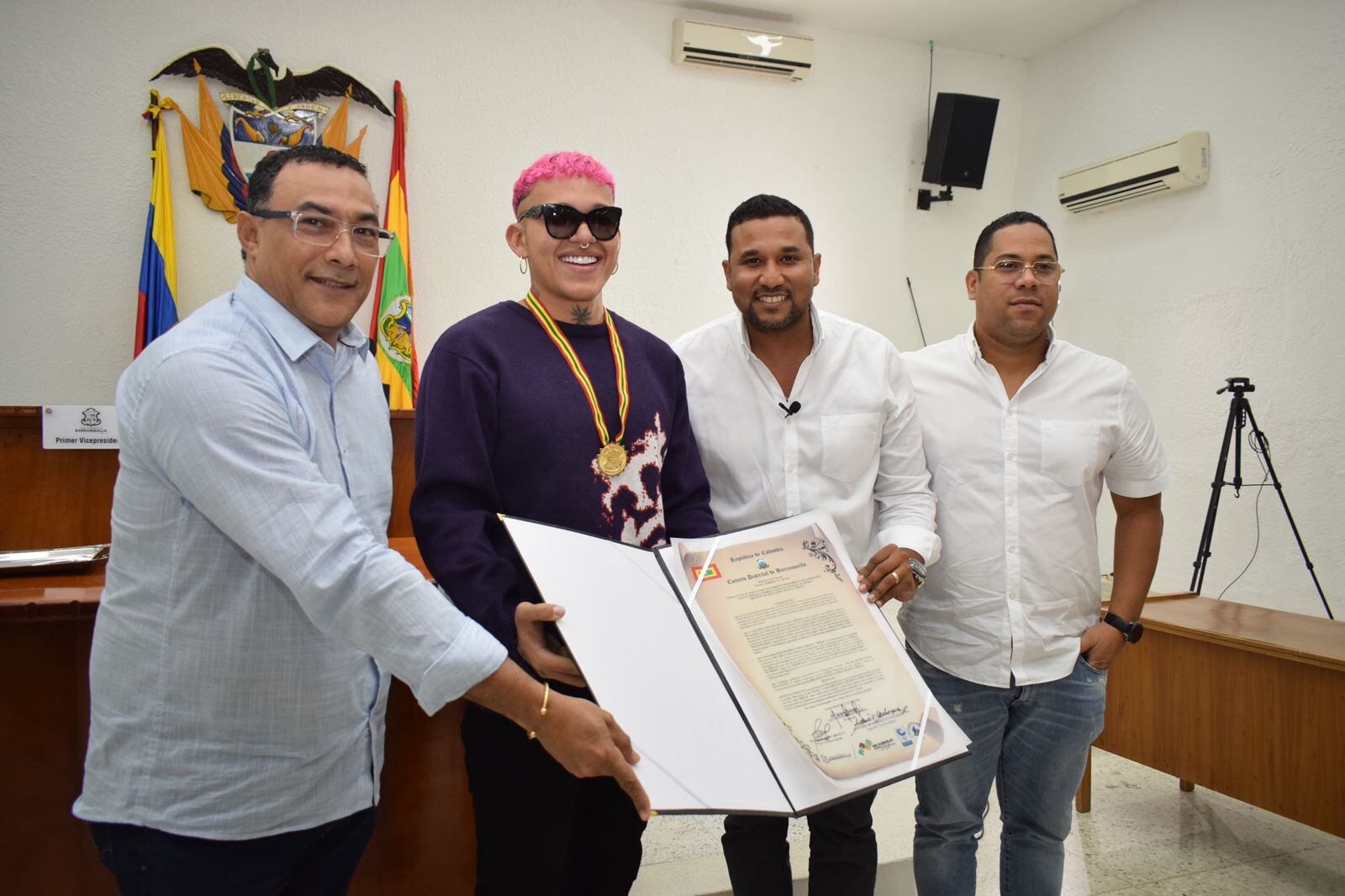 Beéle recibe su reconocimiento.