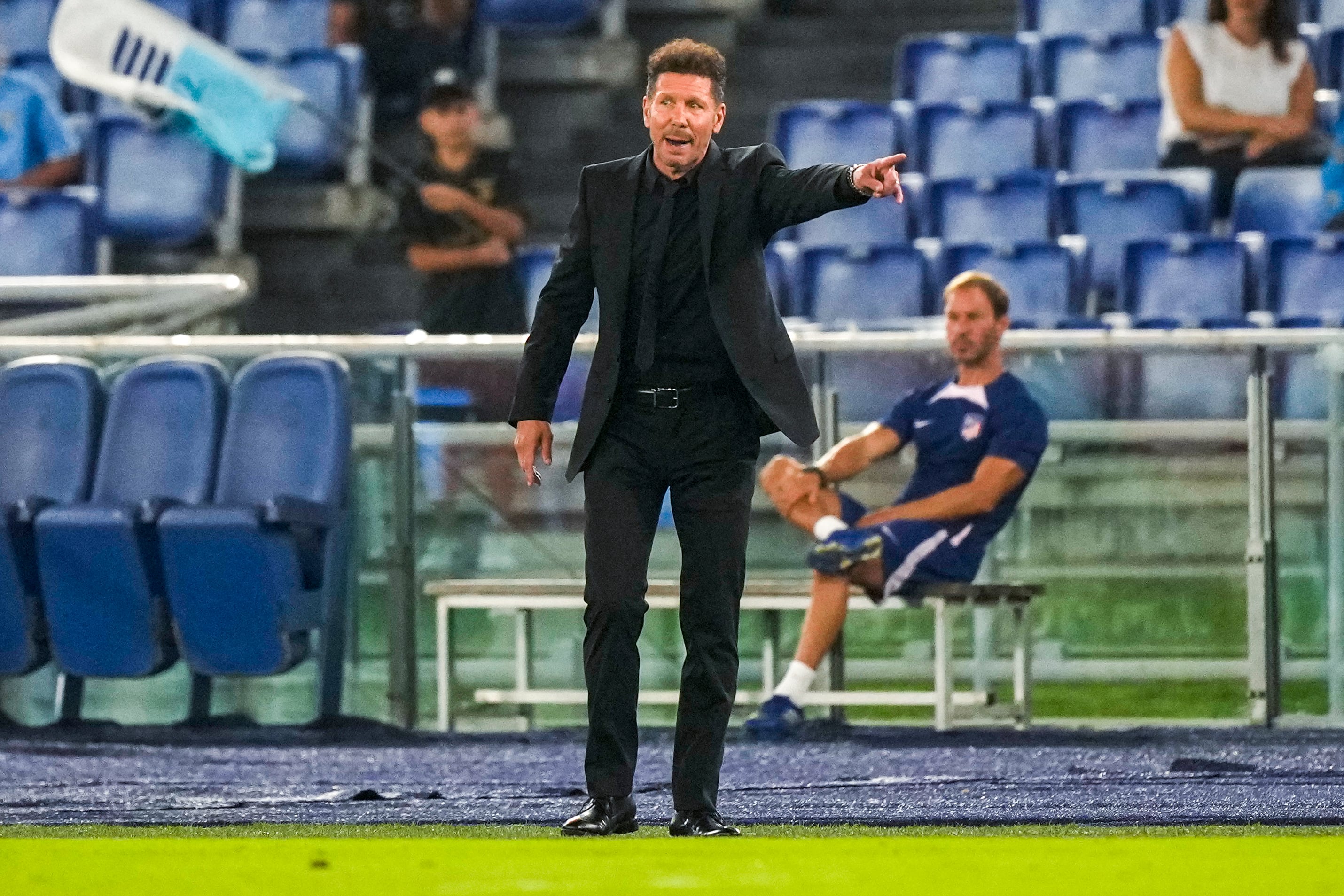 El entrenador del Atlético de Madrid, Diego Simeone, da instrucciones durante un partido de fútbol del grupo E de la Liga de Campeones entre Lazio y el Atlético de Madrid, en el Estadio Olímpico de Roma, el martes 19 de septiembre de 2023. (Foto AP/Andrew Medichini)