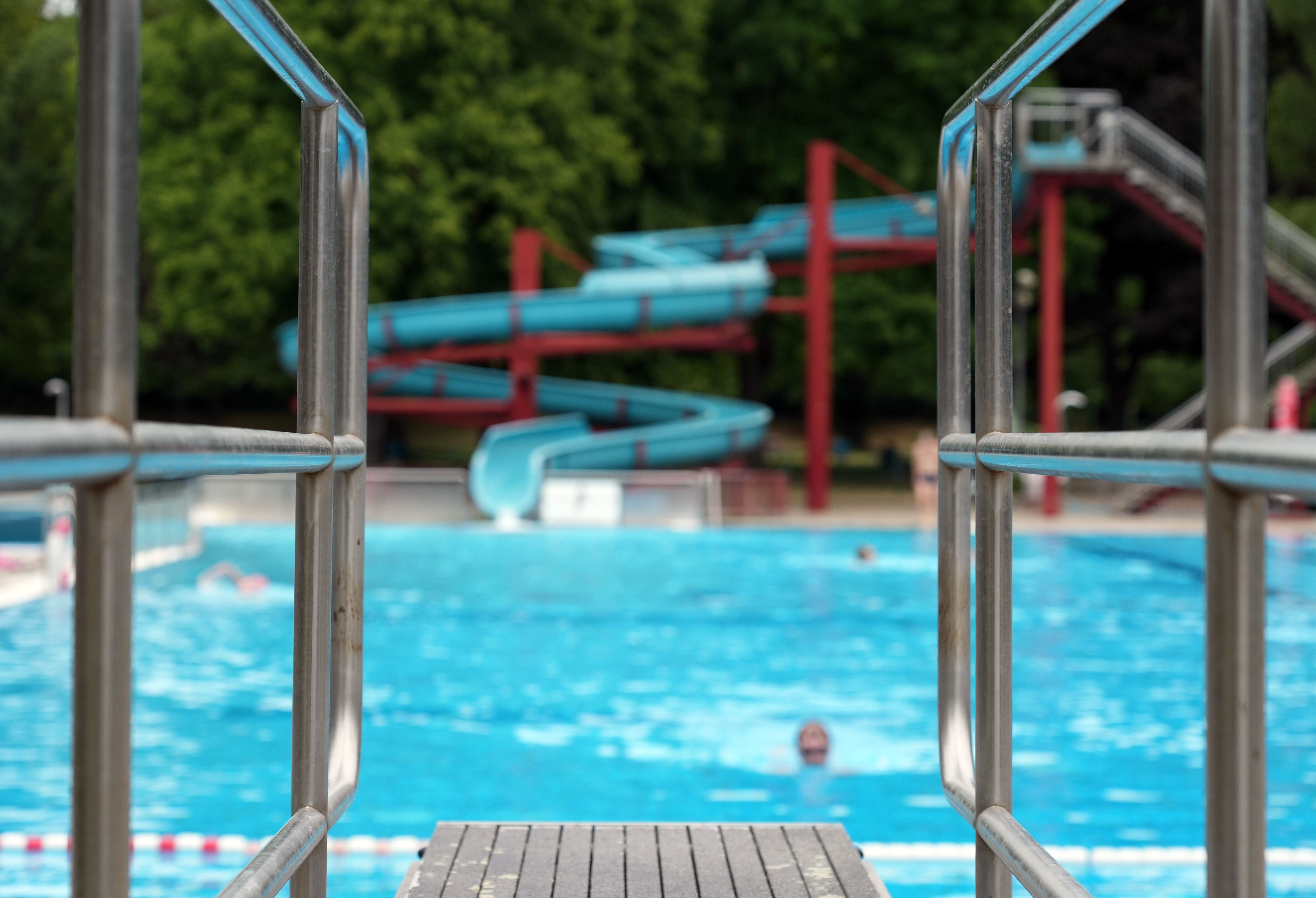 Las personas notaron que el hombre quedó flotando en el agua y de inmediato buscaron ayuda