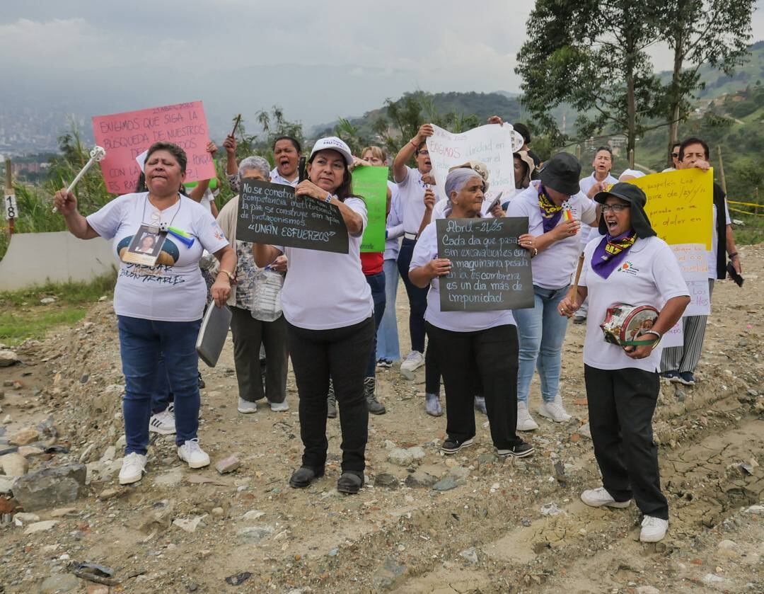 El colectivo Mujeres caminando por la verdad hizo un cacerolazo en La Escombrera para exigir una articulación efectiva entre la JEP y la UBPD.