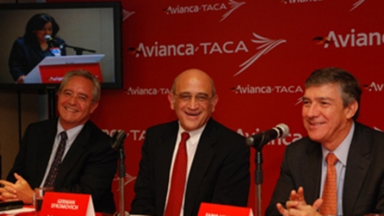 Roberto Kriete, presidente de la que será Holdco, Germán Efromovich, dueño Synergy Aerospace Corp. (accionista mayoritario de Avianca) y Fabio Villegas Ramírez, quien será el nuevo CEO de la holding, anuncian su gran unión en rueda de prensa este jueves.