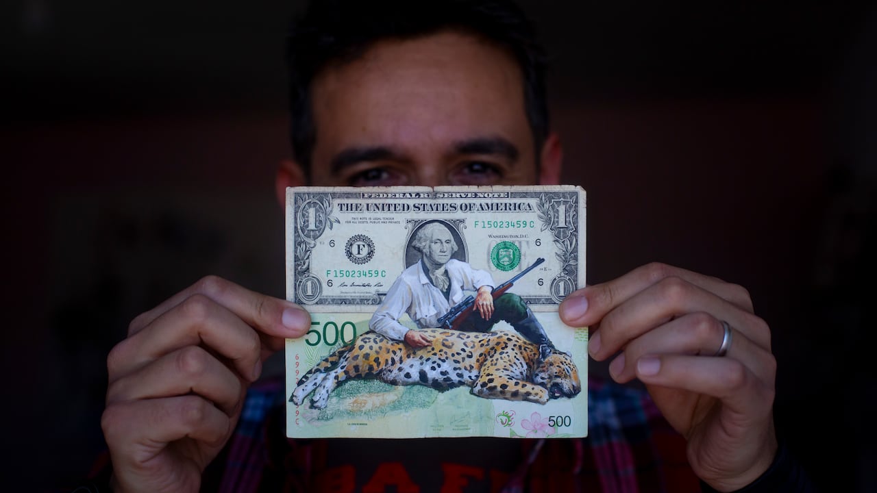 Los dos papeles moneda, que están unidos como si fueran una sola pintura, ilustran el poderío de la divisa estadounidense sobre el peso argentino, que se ha derrumbado en medio de un imparable recalentamiento de los precios que ha llevado a que la inflación trepara en agosto a 12,4% —la tasa mensual más alta desde febrero de 1991—, mientras que la interanual alcanzó 124,4%, una de las mayores del mundo.