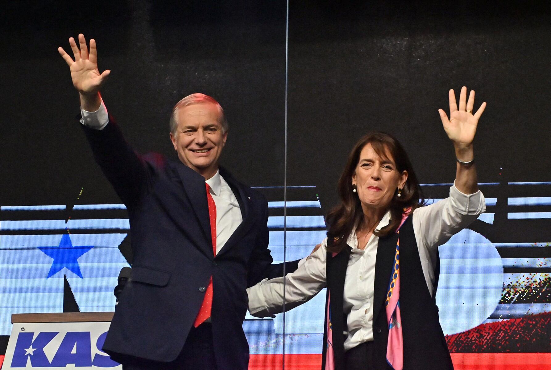 El candidato presidencial chileno José Antonio Kast (izq.), del Partido Republicano, y su esposa María Pía Adriasola (der.) saludan a sus simpatizantes tras los primeros resultados de las encuestas a boca de urna de las elecciones generales celebradas en Santiago el 16 de noviembre de 2025.