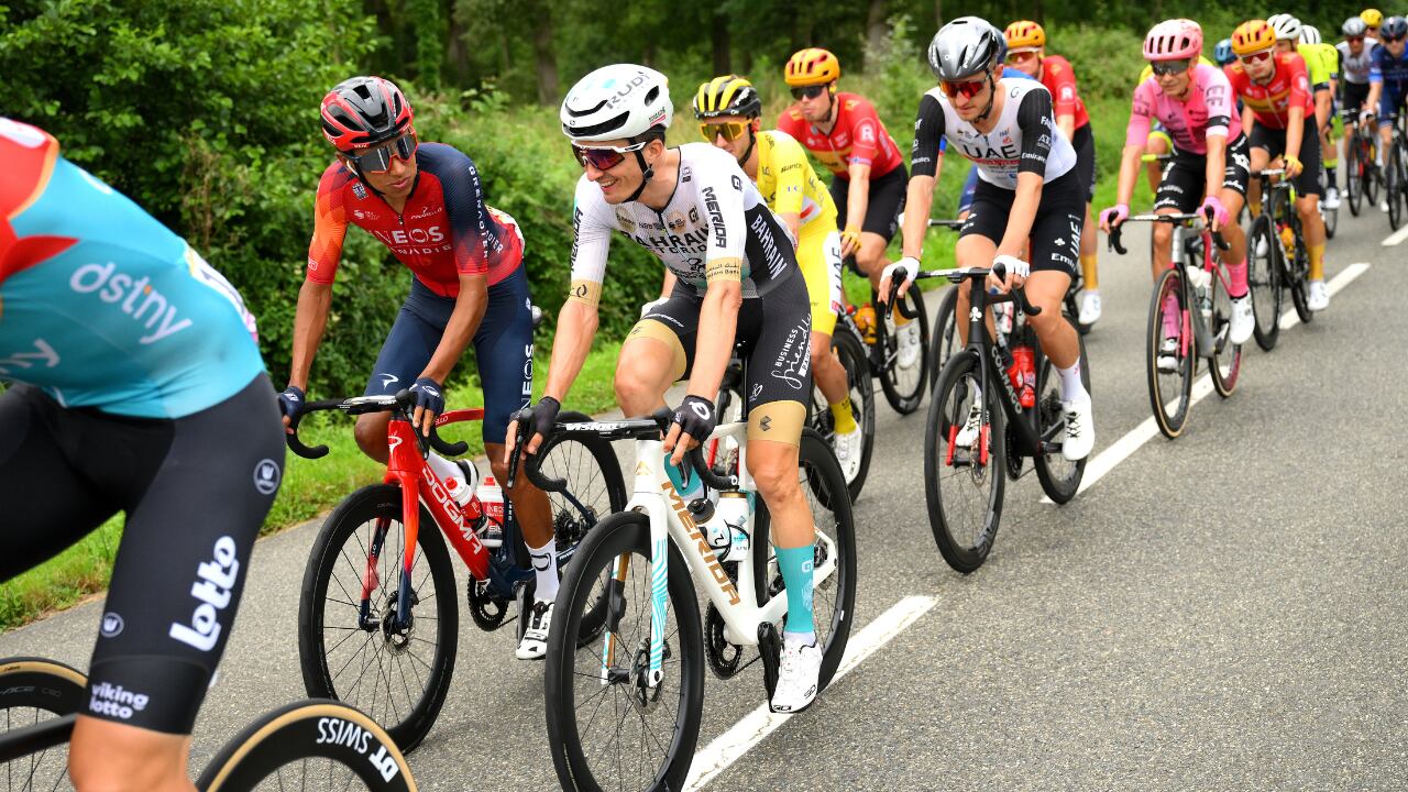 Egan Bernal por delante de Adam Yates, parcial líder del Tour de Francia 2023.