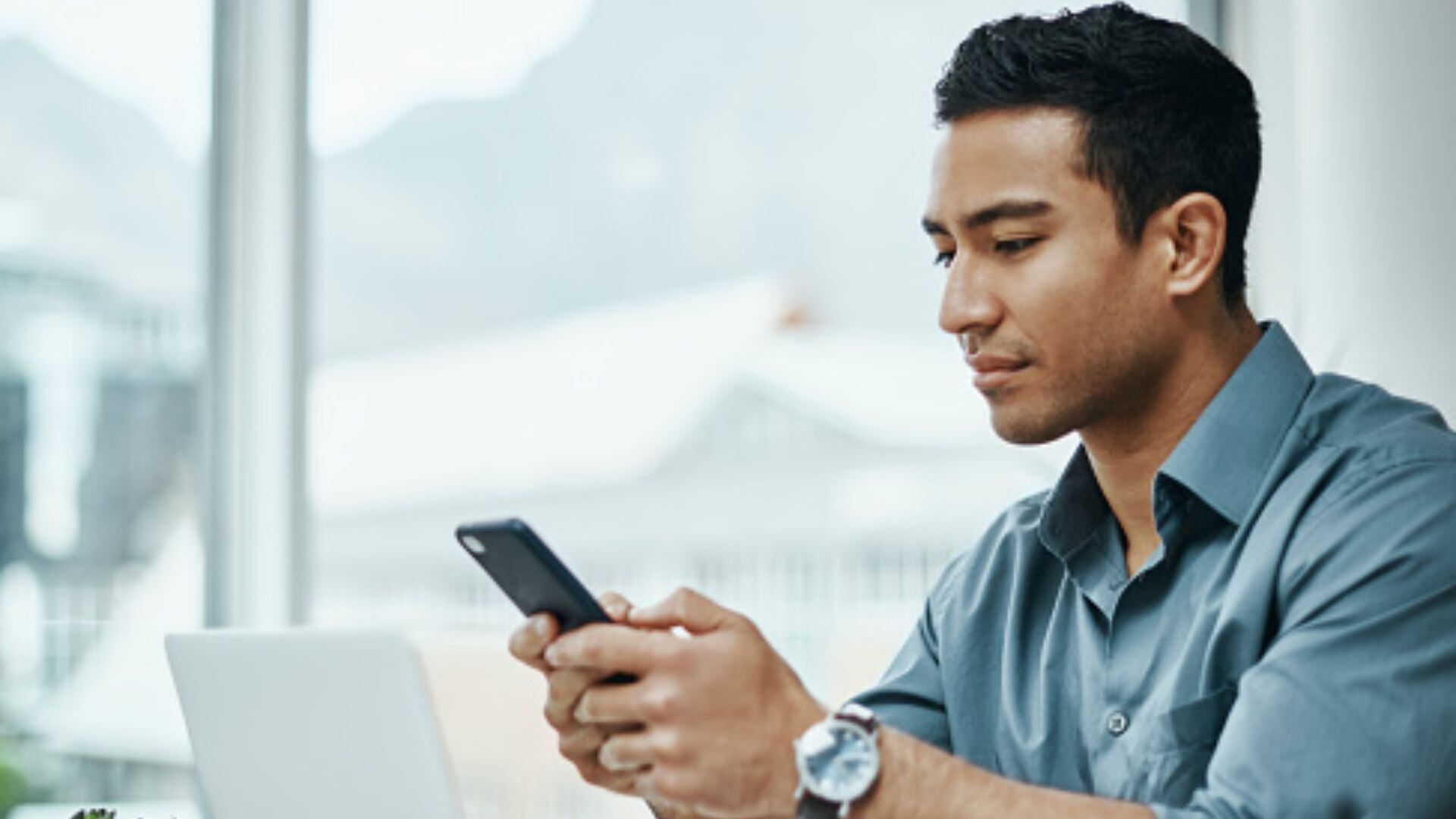 Revisar el móvil justo antes de un momento decisivo es una de las peores señales que se pueden enviar.