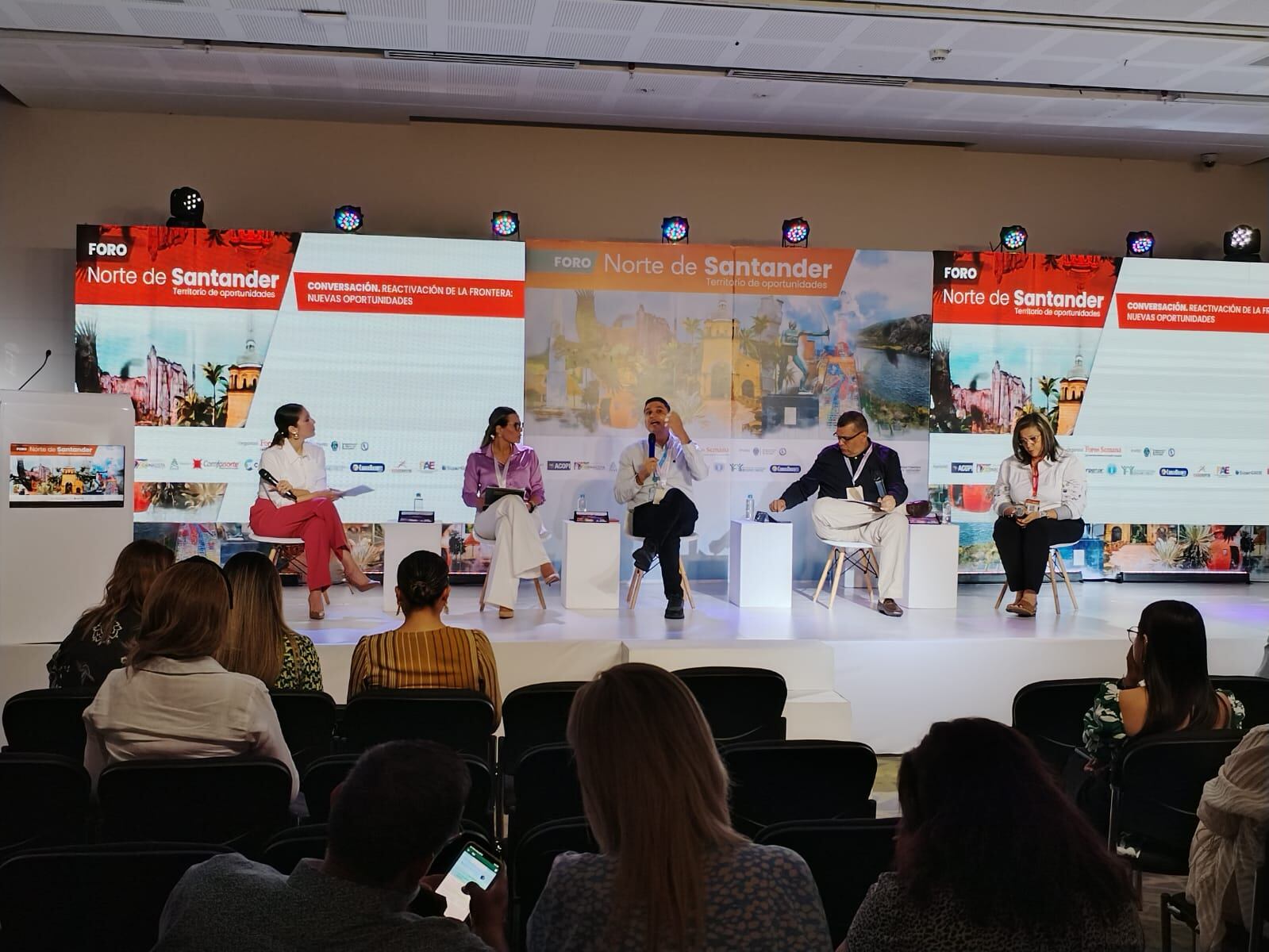 Durante el evento, los expertos mencionaron también los retos que ha implicado la reapertura de la frontera con Venezuela.