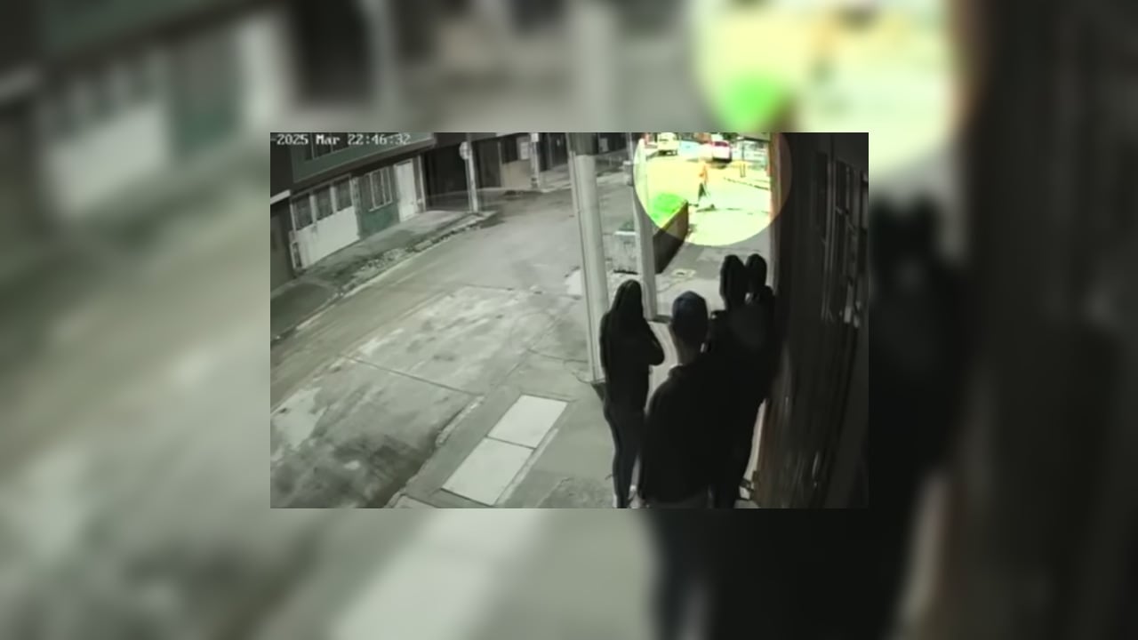 El momento en que un sujeto atropella a su expareja, en Bogotá, el 24 de junio de 2025