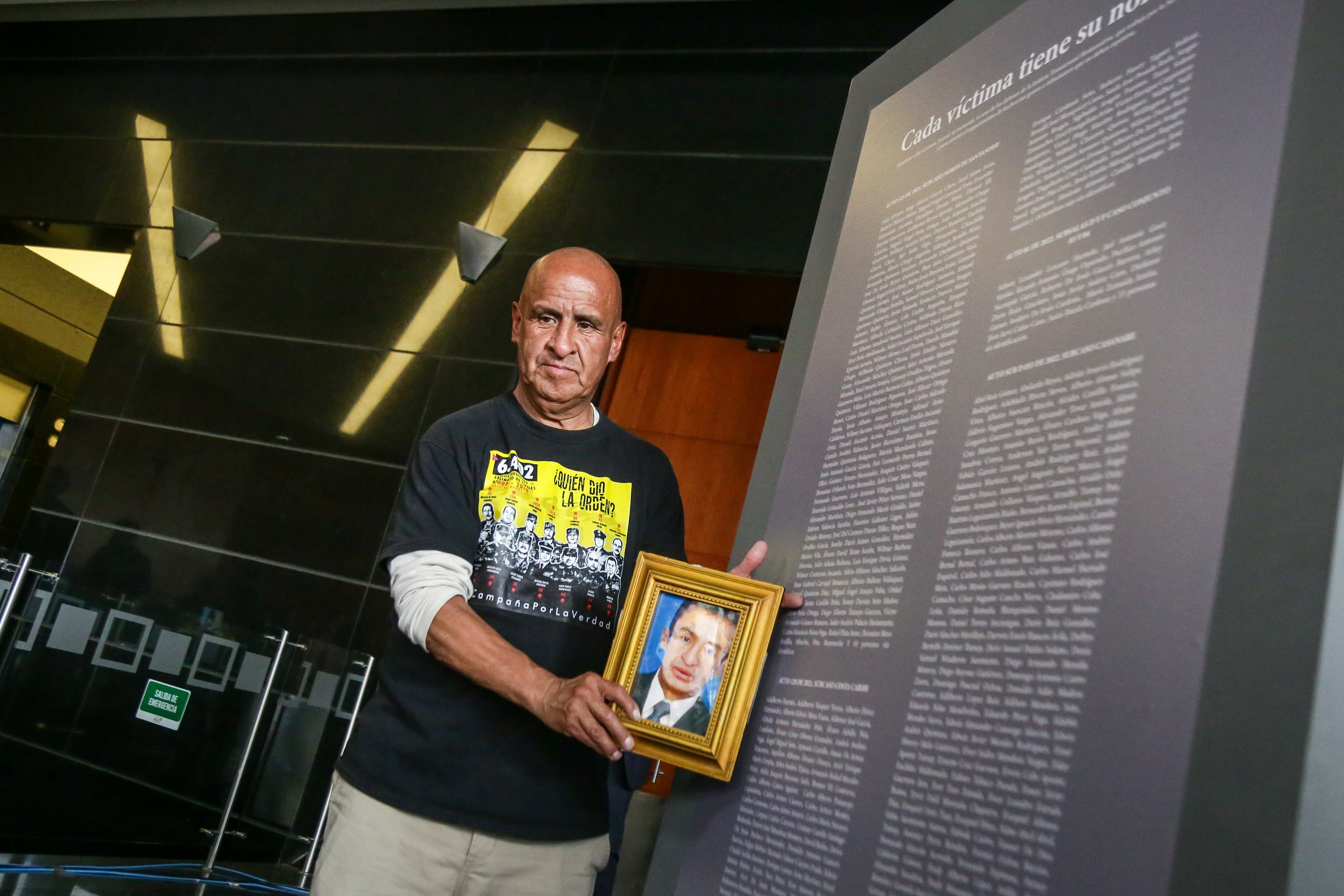 En el marco del octavo aniversario del Acuerdo de Paz, la JEP presentó la lista de 6.402 víctimas de ejecuciones extrajudiciales, conocidas como “falsos positivos”, ocurridas entre 2002 y 2008 en Colombia. Además, se inauguró la exposición "Mujeres con las botas puestas", organizada por Mafapo, honra la memoria de las víctimas de estos crímenes, destacando el rol de las mujeres en la lucha por la justicia y la reparación.