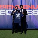 Lionel Messi y el presidente del PSG Nasser Al-Al-Khelaifi muestran la camiseta de Messi en una conferencia de prensa el miércoles, 11 de agosto del 2021, en el estadio Parc des Princes en París. (AP Foto/Francois Mori)