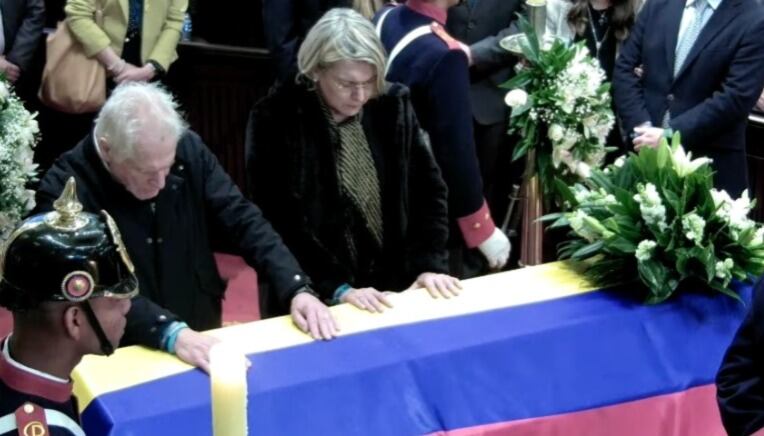 El féretro del senador Miguel Uribe Turbay yace en cámara ardiente en el Capitolio.