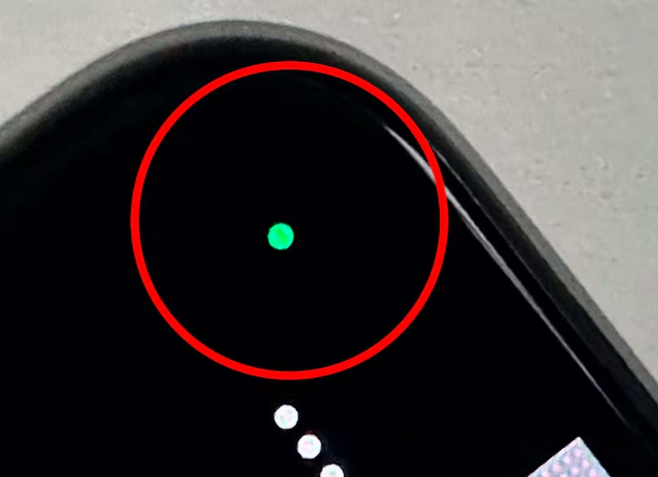 El encendido repentino de una luz en la parte superior del celular podría indicar que se ha activado una función sin consentimiento.