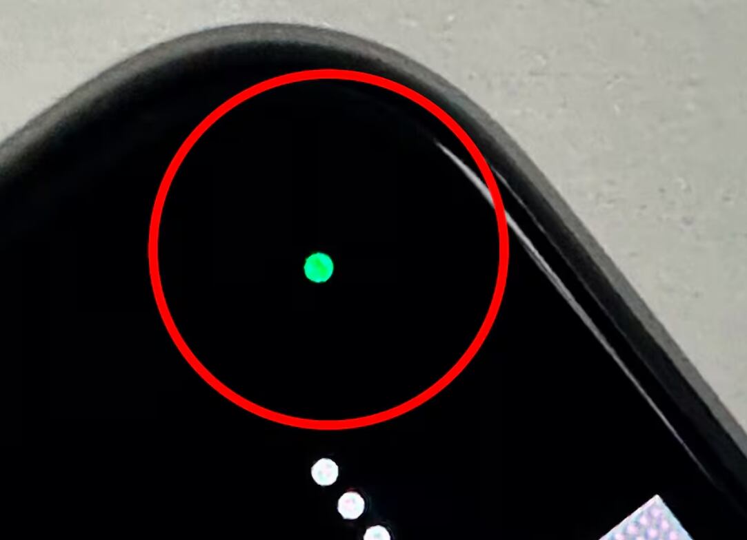 El encendido repentino de una luz en la parte superior del celular podría indicar que se ha activado una función sin consentimiento.