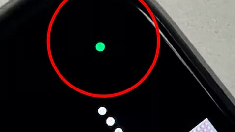 El encendido repentino de una luz en la parte superior del celular podría indicar que se ha activado una función sin consentimiento.
