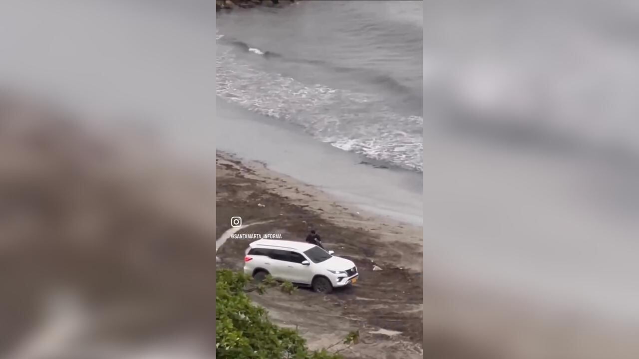 El automotor fue parqueado en la zona de descanso de los bañistas