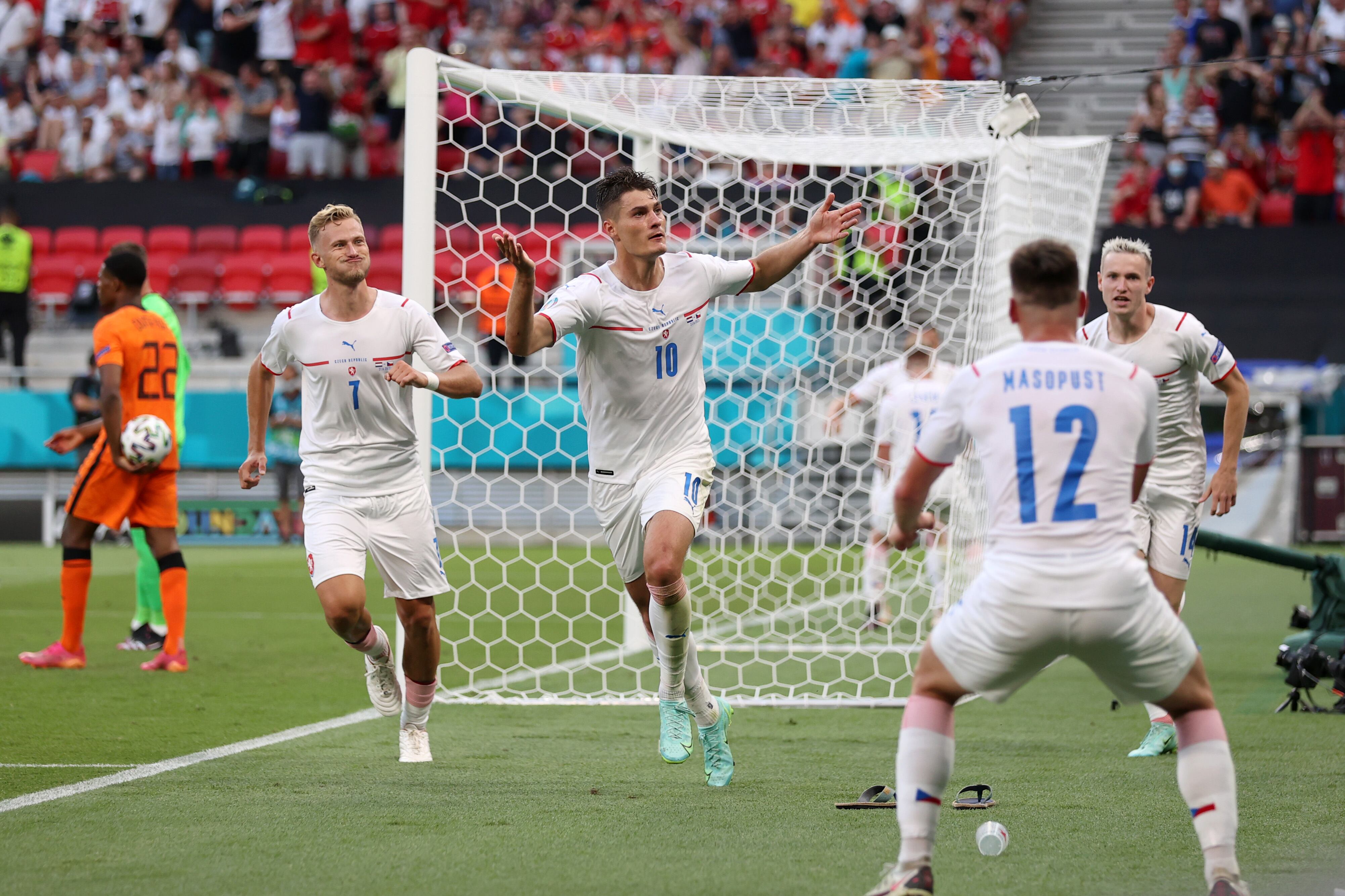 Patrik Schick, de la República Checa, celebra tras marcar el segundo gol de su equipo durante el partido de octavos de final de la Eurocopa 2020 entre Holanda y la República Checa en el Puskas Arena el 27 de junio de 2021 en Budapest, Hungría.