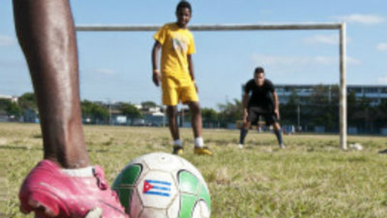 Las canchas de fútbol en la isla todavía son escasas.