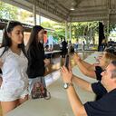 Delegados de la Registraduría Nacional realizan el piloto de biometría facial con las personas que asisten a votar, este domingo, la consulta popular del Área Metropolitana del Suroccidente.