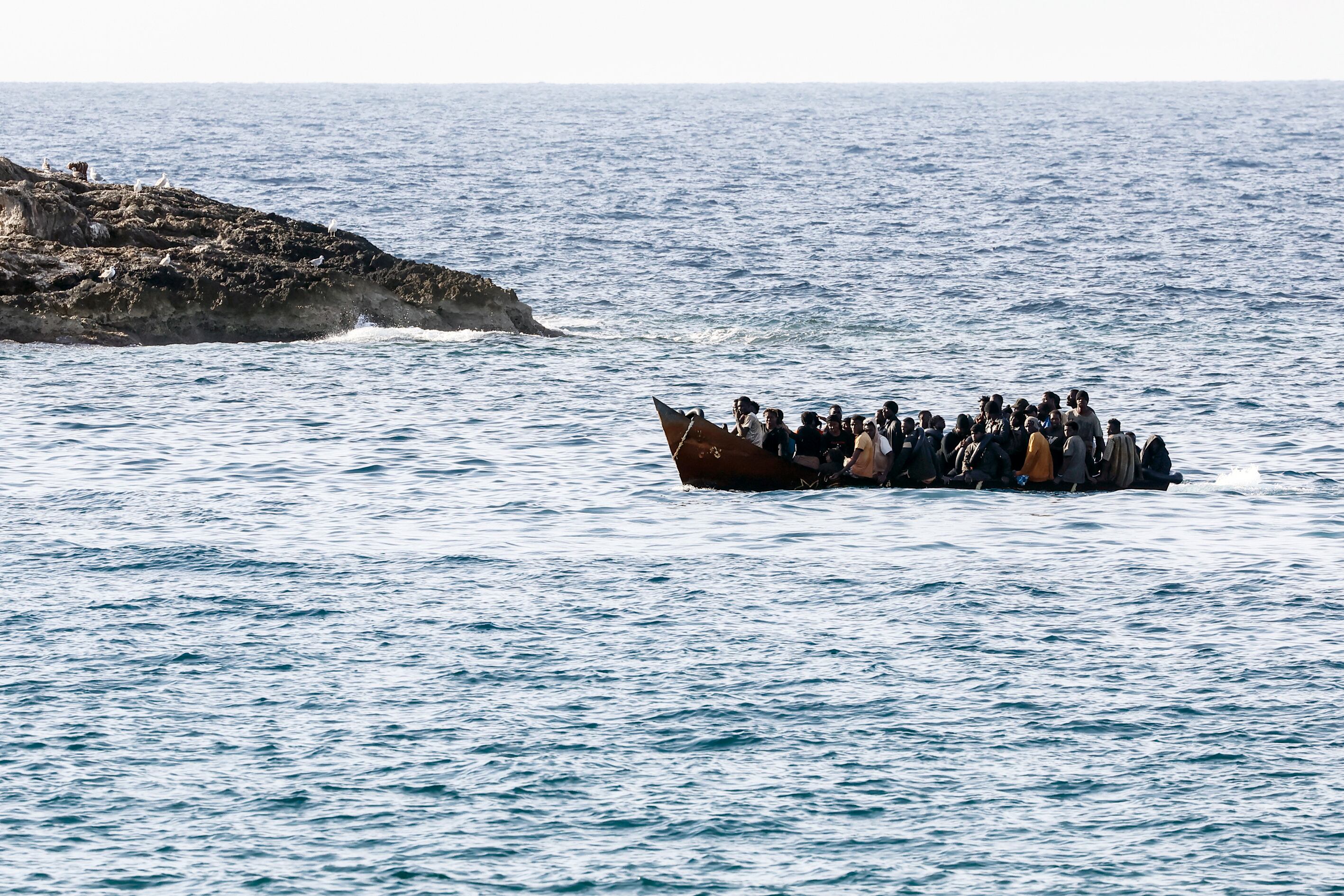 Un barco con inmigrantes llega a las costas del puerto de la isla siciliana de Lampedusa, en el sur de Italia, el sábado 16 de septiembre de 2023. La primera ministra italiana, Giorgia Meloni, promete tomar “medidas extraordinarias” para hacer frente a la afluencia de inmigrantes. Miles de migrantes llegaron a la isla italiana de Lampedusa en más de 100 barcos esta semana (Cecilia Fabiano/LaPresse vía AP)