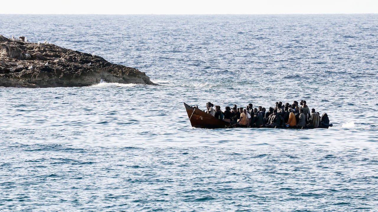Un barco con inmigrantes llega a las costas del puerto de la isla siciliana de Lampedusa, en el sur de Italia, el sábado 16 de septiembre de 2023. La primera ministra italiana, Giorgia Meloni, promete tomar “medidas extraordinarias” para hacer frente a la afluencia de inmigrantes. Miles de migrantes llegaron a la isla italiana de Lampedusa en más de 100 barcos esta semana (Cecilia Fabiano/LaPresse vía AP)