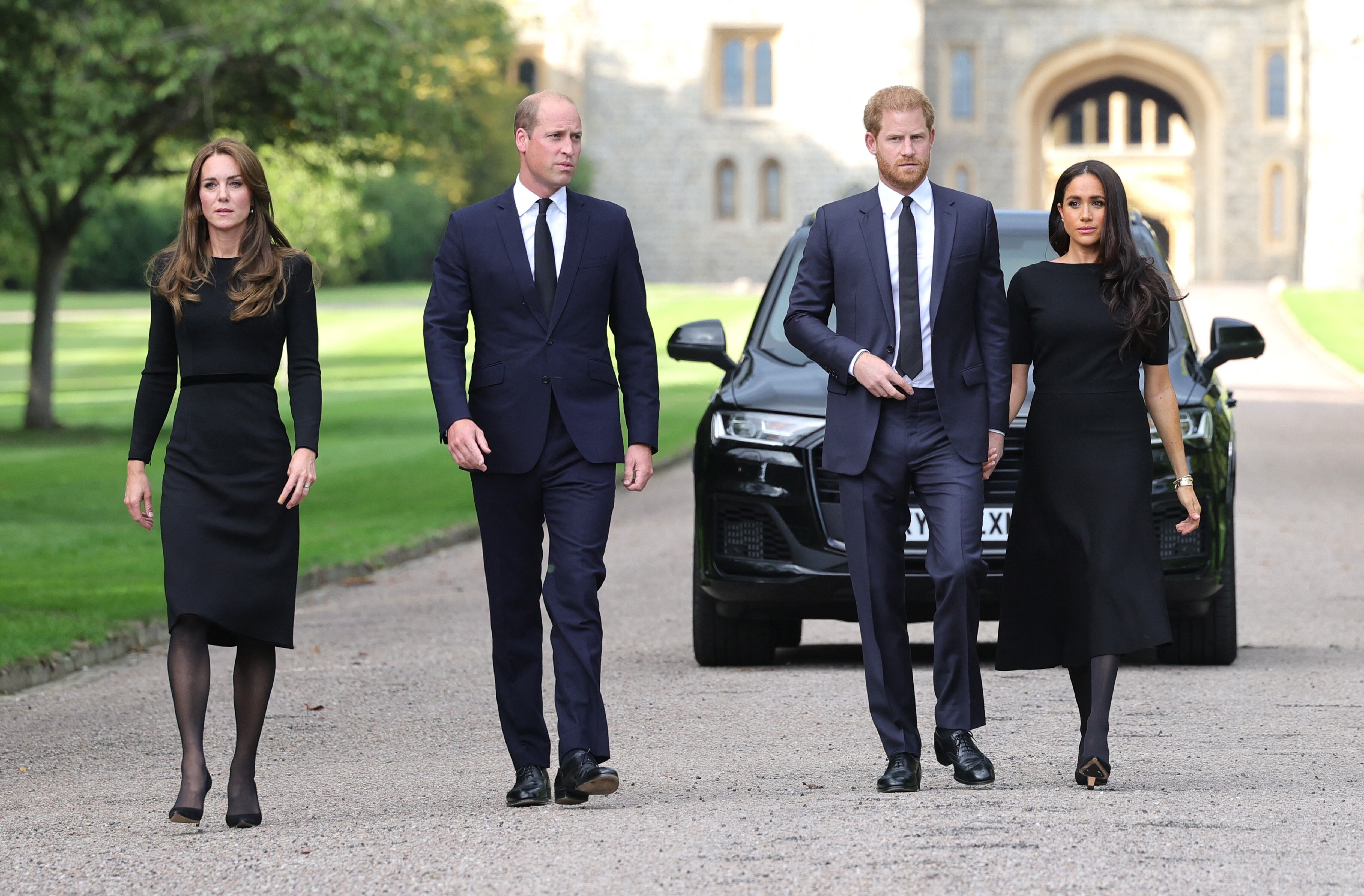 (Izq. a Der.) Catalina, princesa de Gales de Gran Bretaña, el príncipe Guillermo, príncipe de Gales de Gran Bretaña, el príncipe Harry, duque de Sussex de Gran Bretaña, y Meghan, duquesa de Sussex, en la larga caminata en el Castillo de Windsor el 10 de septiembre de 2022, antes de reunirse con simpatizantes. El rey Carlos III se comprometió a seguir el ejemplo de "servicio de por vida" de su madre en su discurso inaugural ante Gran Bretaña y la Commonwealth el viernes, después de ascender al trono tras la muerte de la reina Isabel II el 8 de septiembre.(Photo by Chris Jackson / POOL / AFP)