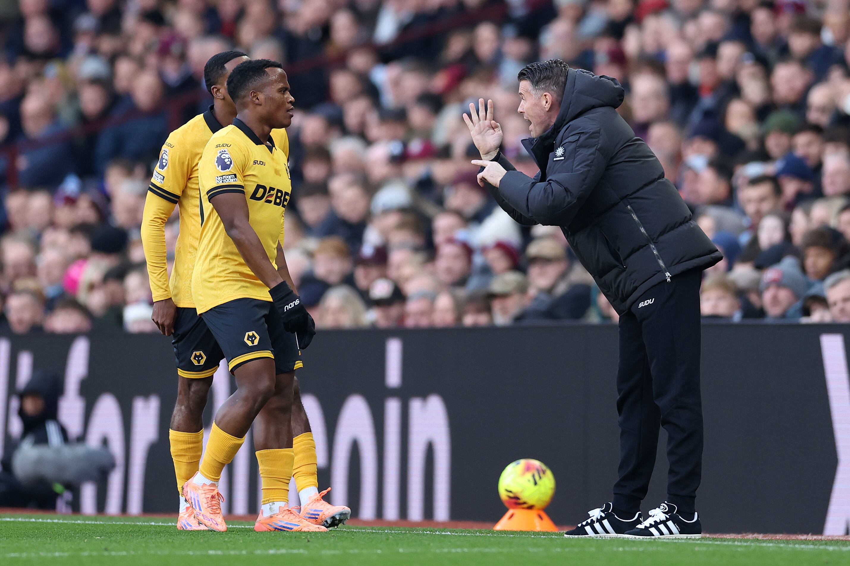 Rob Edwards dándole indicaciones a Jhon Arias en Wolves.