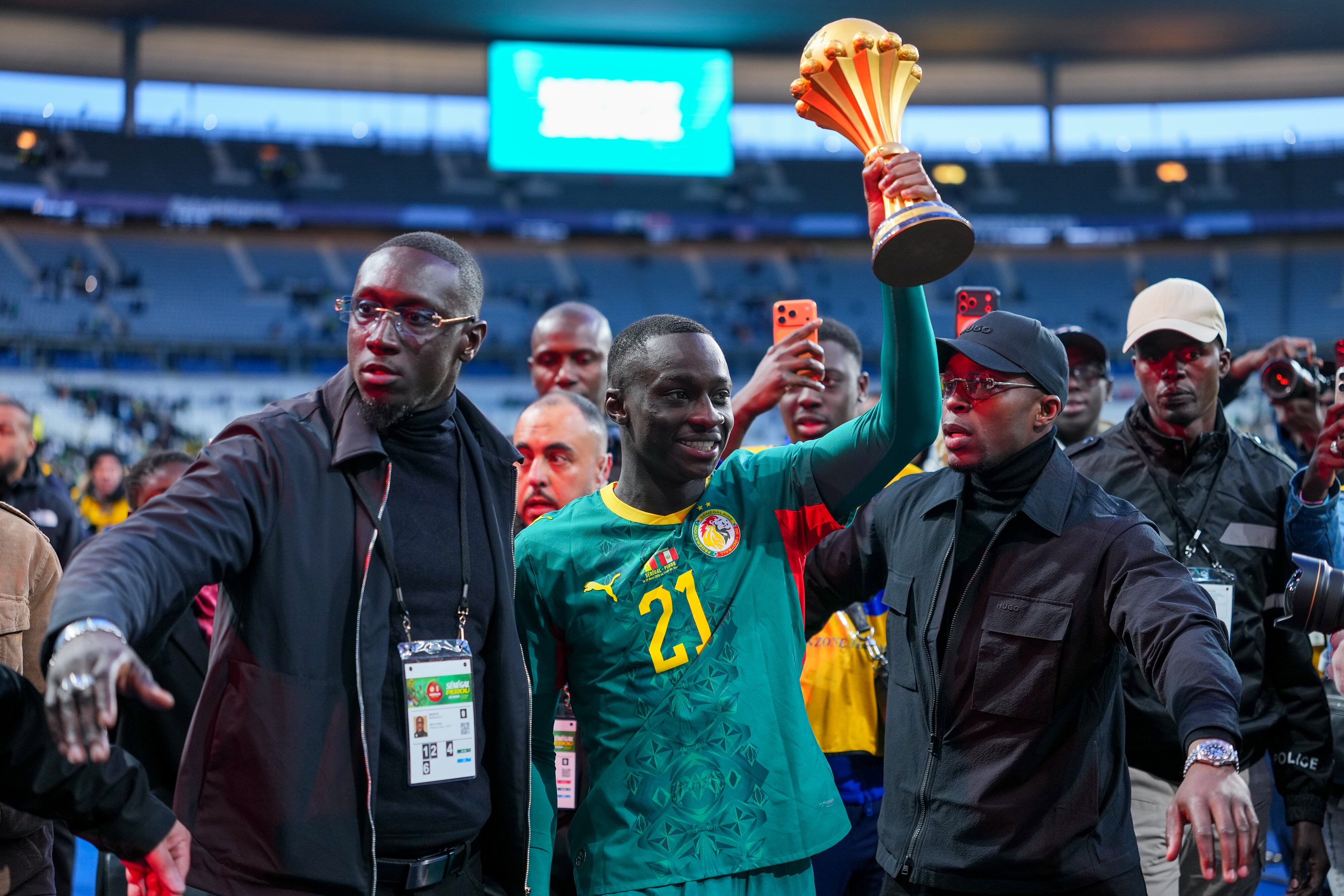 Senegal muestra el título de la Copa África.