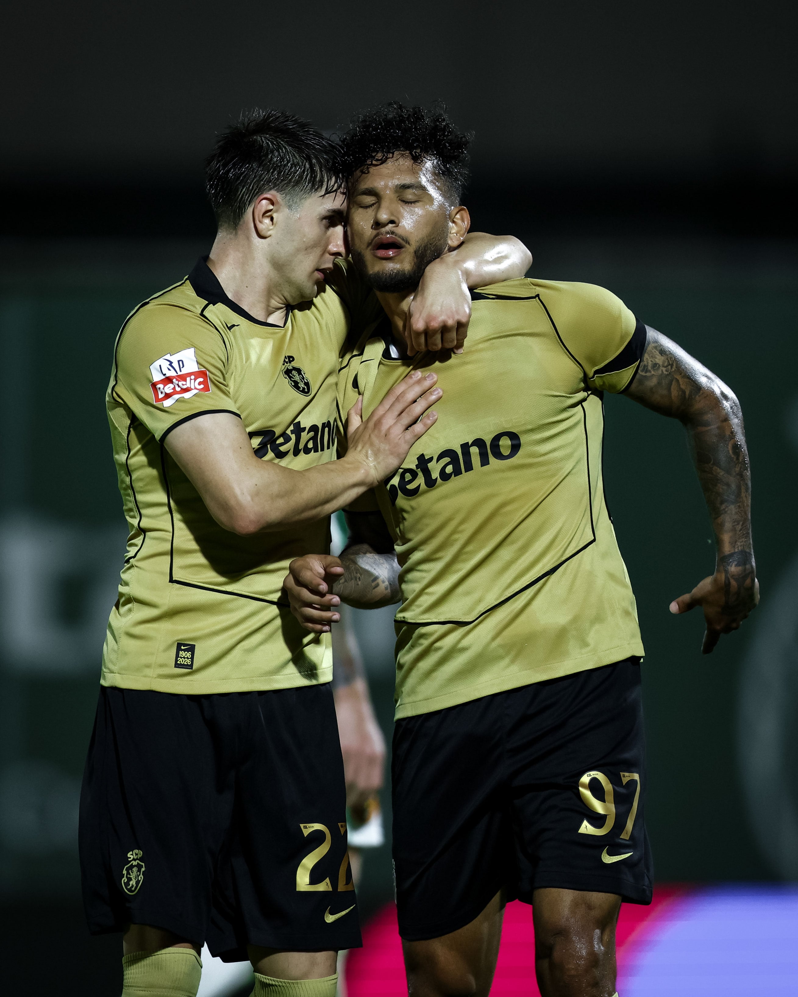 Luis Javier Suárez (der.) tras marcar un gol con el Sporting Club de Portugal.