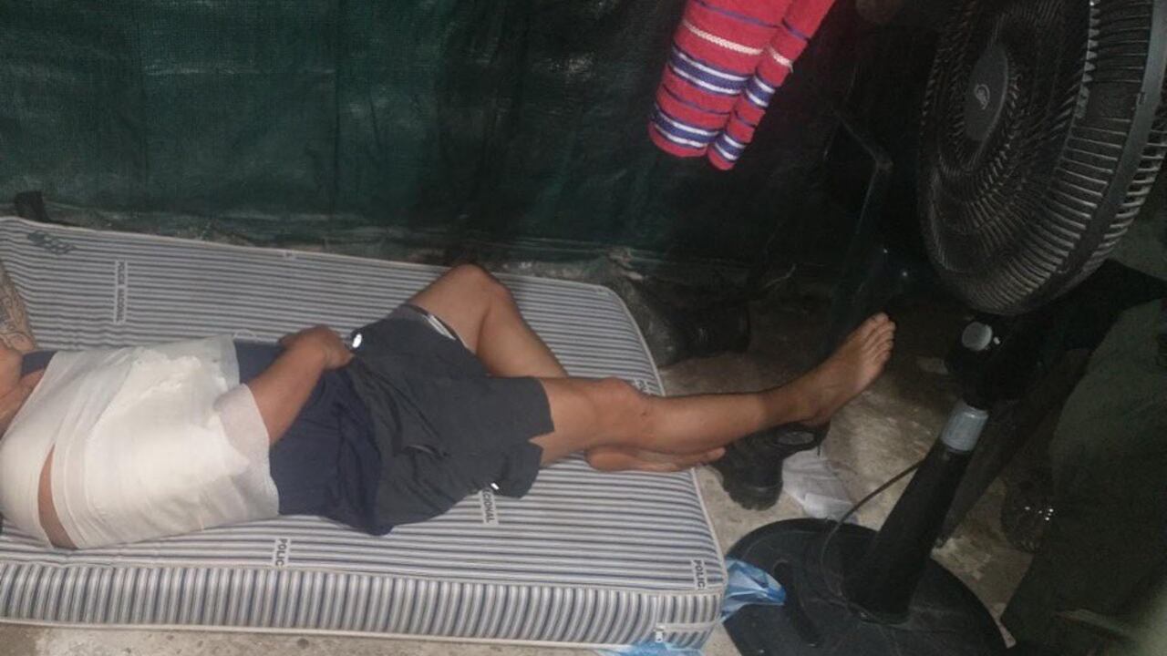 Así espera el policía por su traslado a un centro asistencial.