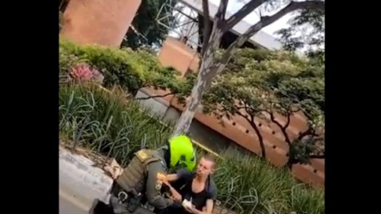 En el video se evidencia cómo el uniformado se arrodilló junto a la persona que estaba en un andén