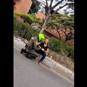 En el video se evidencia cómo el uniformado se arrodilló junto a la persona que estaba en un andén