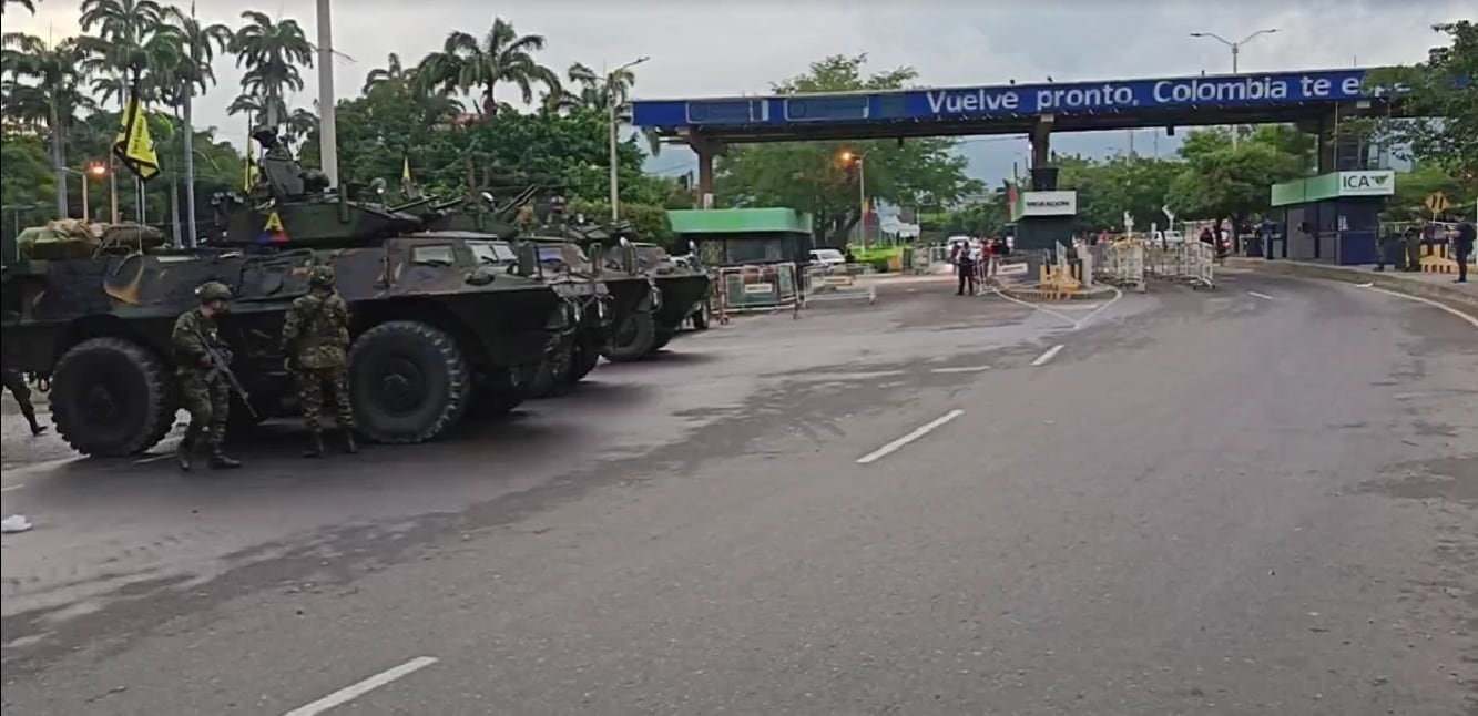 Tropas militares de Colombia hacen presencia en inmediaciones del puente internacional Simón Bolívar.