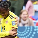 Catalina Usme abraza a Linda Caicedo tras uno de sus goles en el Mundial Femenino 2023.