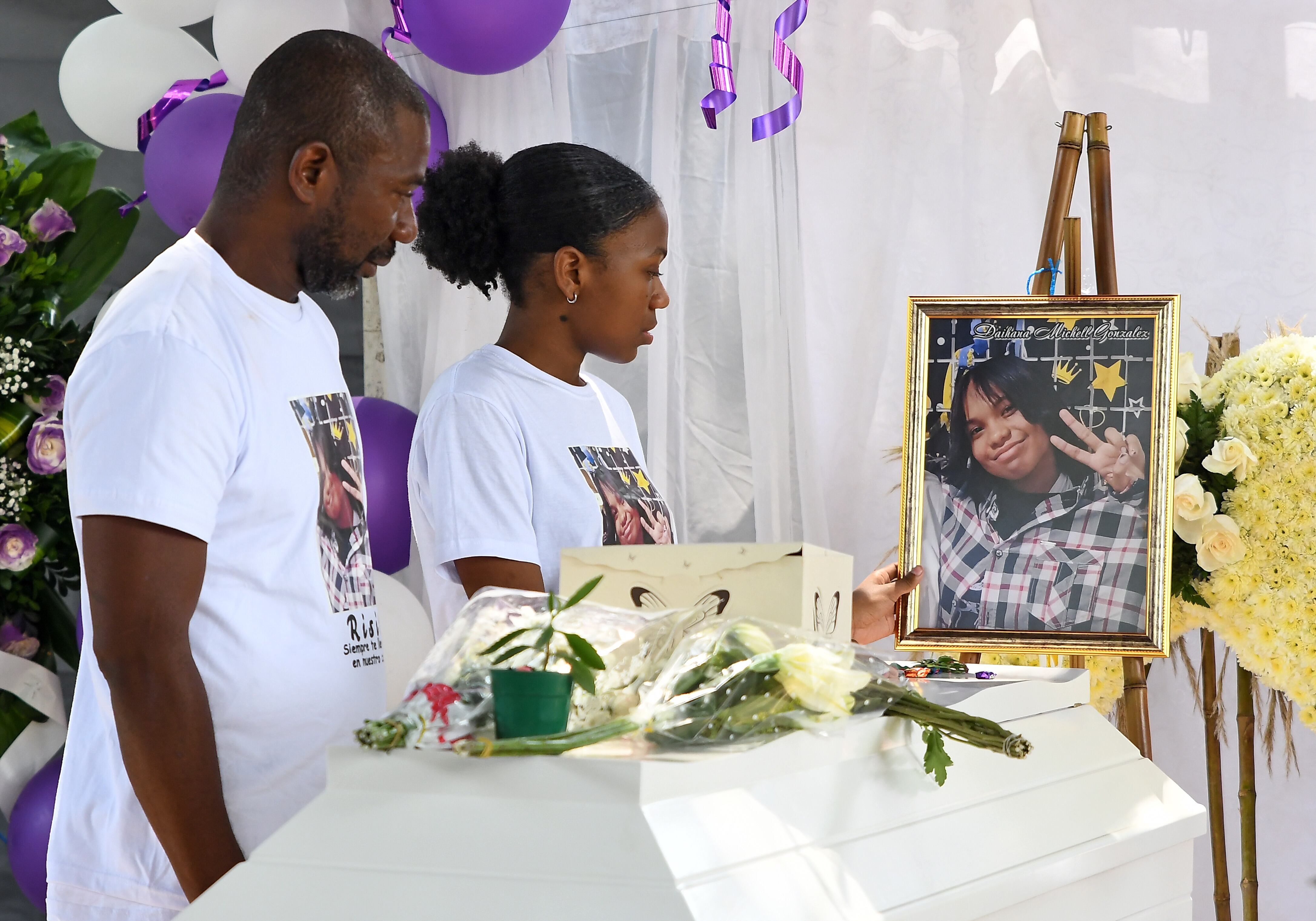 Sepelio de Michelle Dayana de 15 años del B/ San Judas salio sobre la 1:30 la caravana fúnebre ya se dirige al cementerio, Dic 11 de 2023 / Foto Wirman Rios / EL PAIS