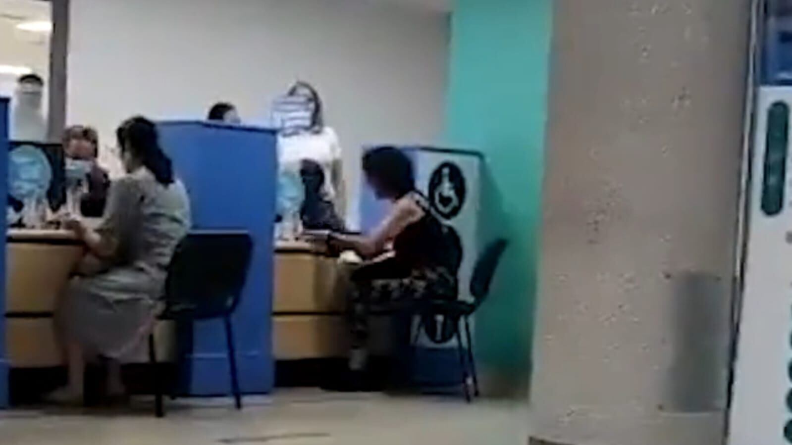 usuaria de air-e llora en Barranquilla por alto costo de factura