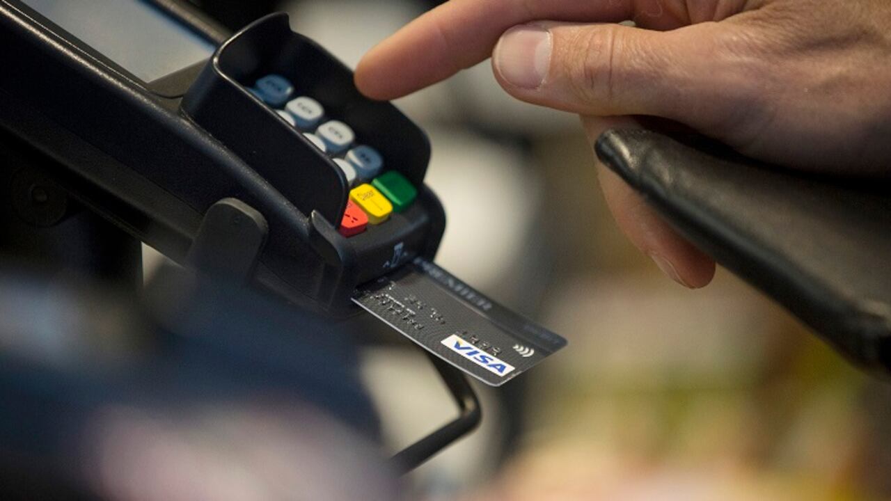 Los más jóvenes prefieren utilizar las tarjetas débito que las de crédito.