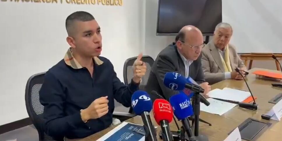 Jonathan Malagón, presidente de Asobancaria; Germán Ávila, ministro de Hacienda, y César Ferrari, superintendente Financiero.