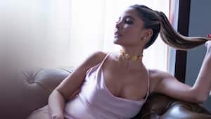 Melissa Martínez usó vestido de Camila Sarmiento y collar de Faoba Joyas.