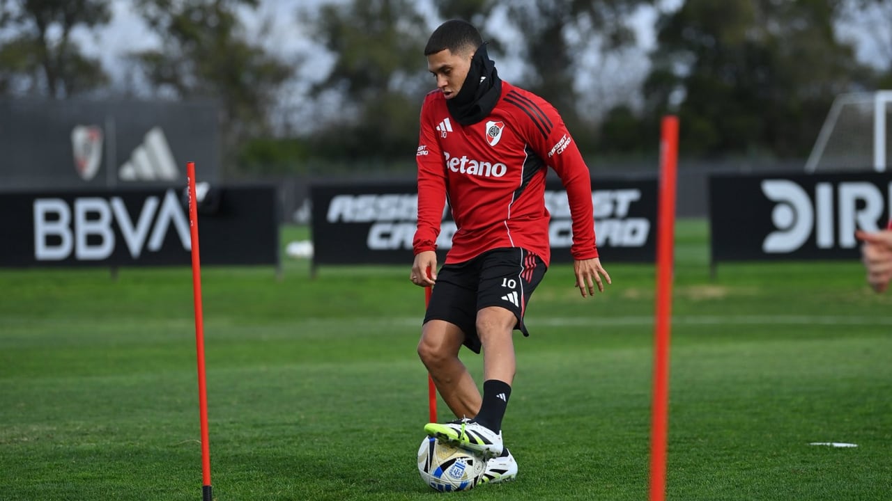 Juan Fernando Quintero en prácticas con River Plate