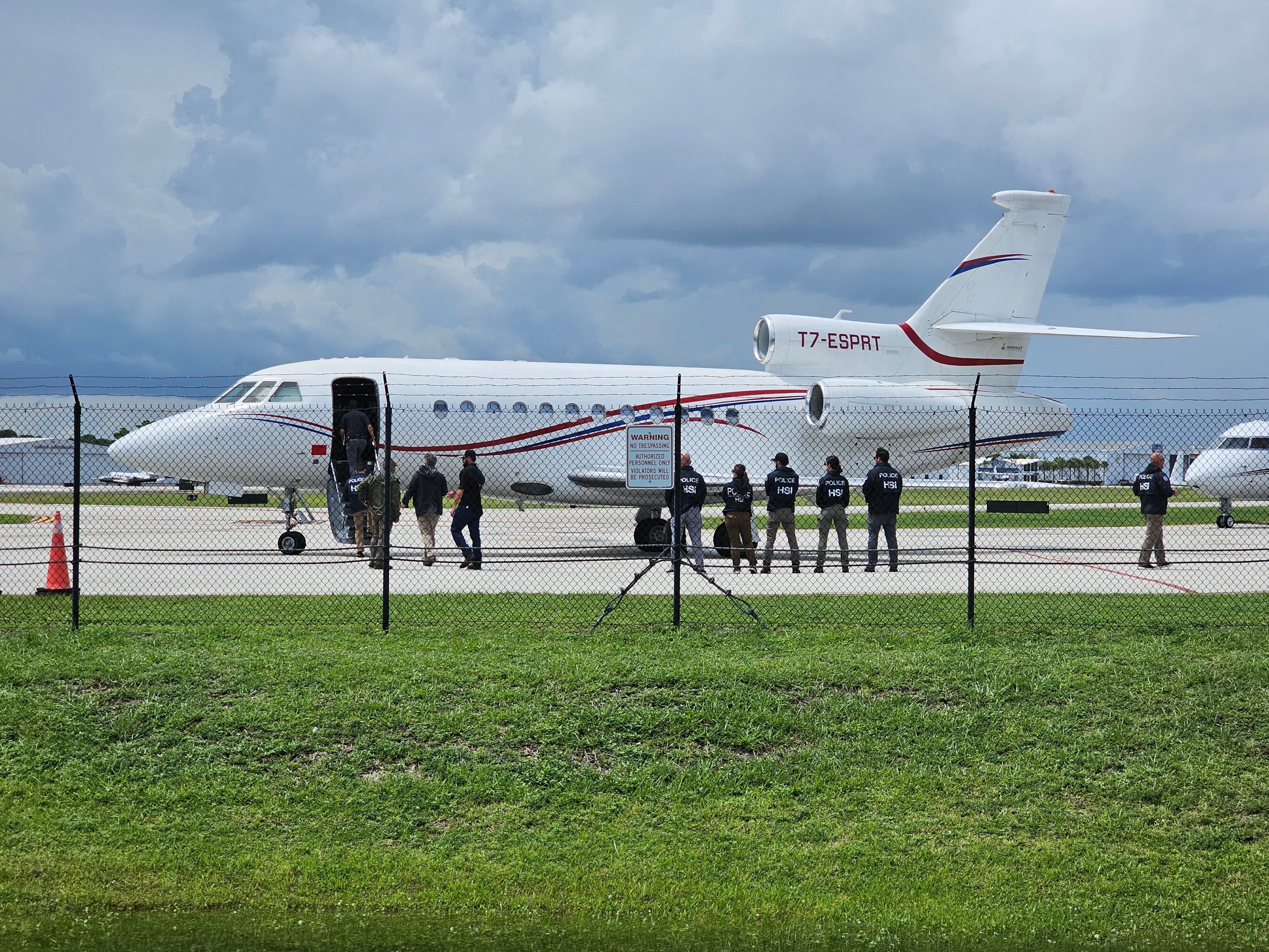 El avión del presidente venezolano Nicolás Maduro, un jet privado Dassault Falcon 900EX, después de ser incautado por agentes del orden estadounidenses en Fort Lauderdale, Florida. Los funcionarios estadounidenses tomaron medidas para tomar el avión, un jet privado Dassault Falcon 900EX utilizado por Maduro y miembros de su gobierno, y el Departamento de Justicia dijo que el avión fue "comprado ilegalmente". (Foto de Miguel GUTIÉRREZ/AFP)