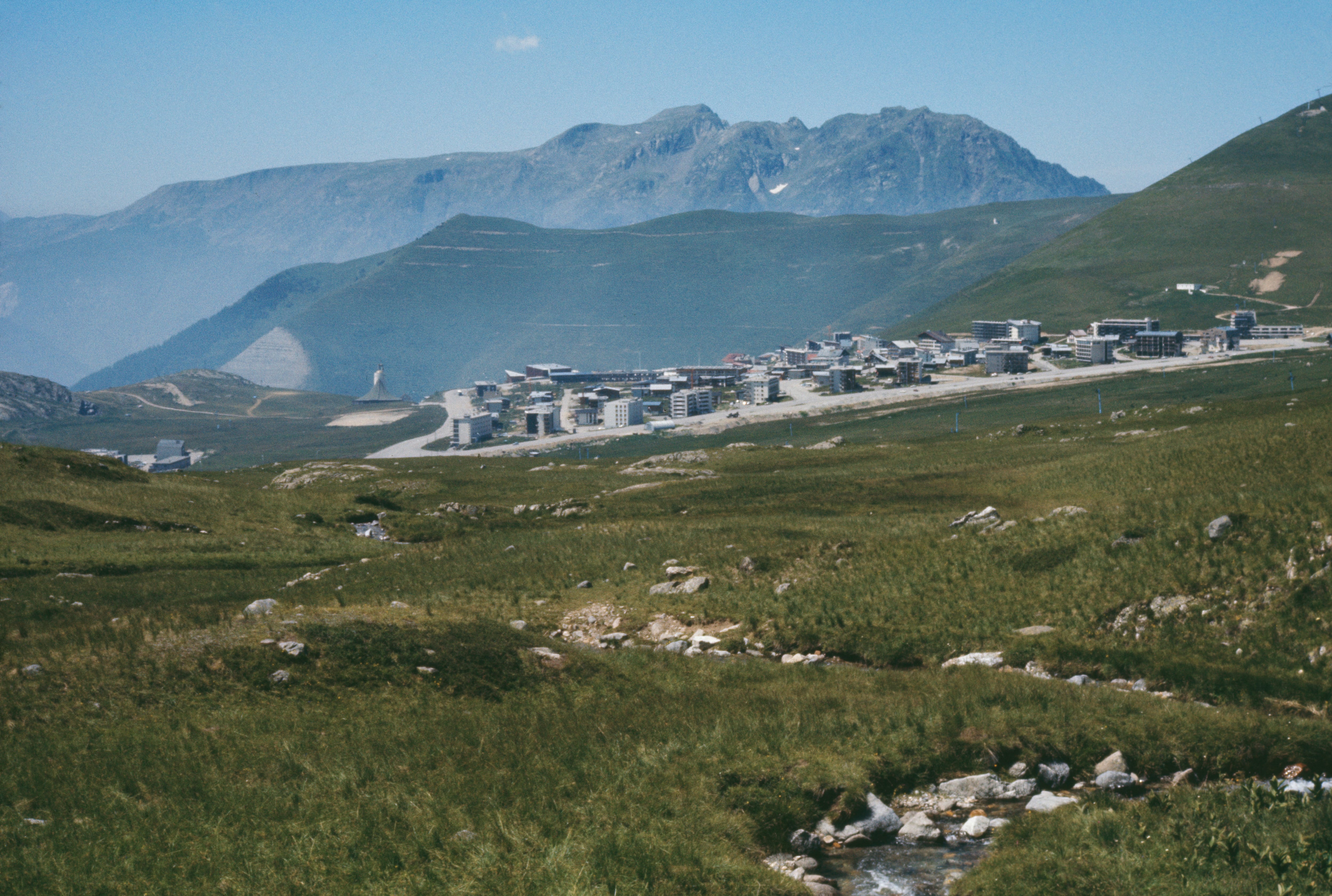 La estación de esquí de Alpe d'Huez en los Alpes franceses, Francia, alrededor de 1970. (Foto de J. A. Taylor/Archive Photos/Getty Images)