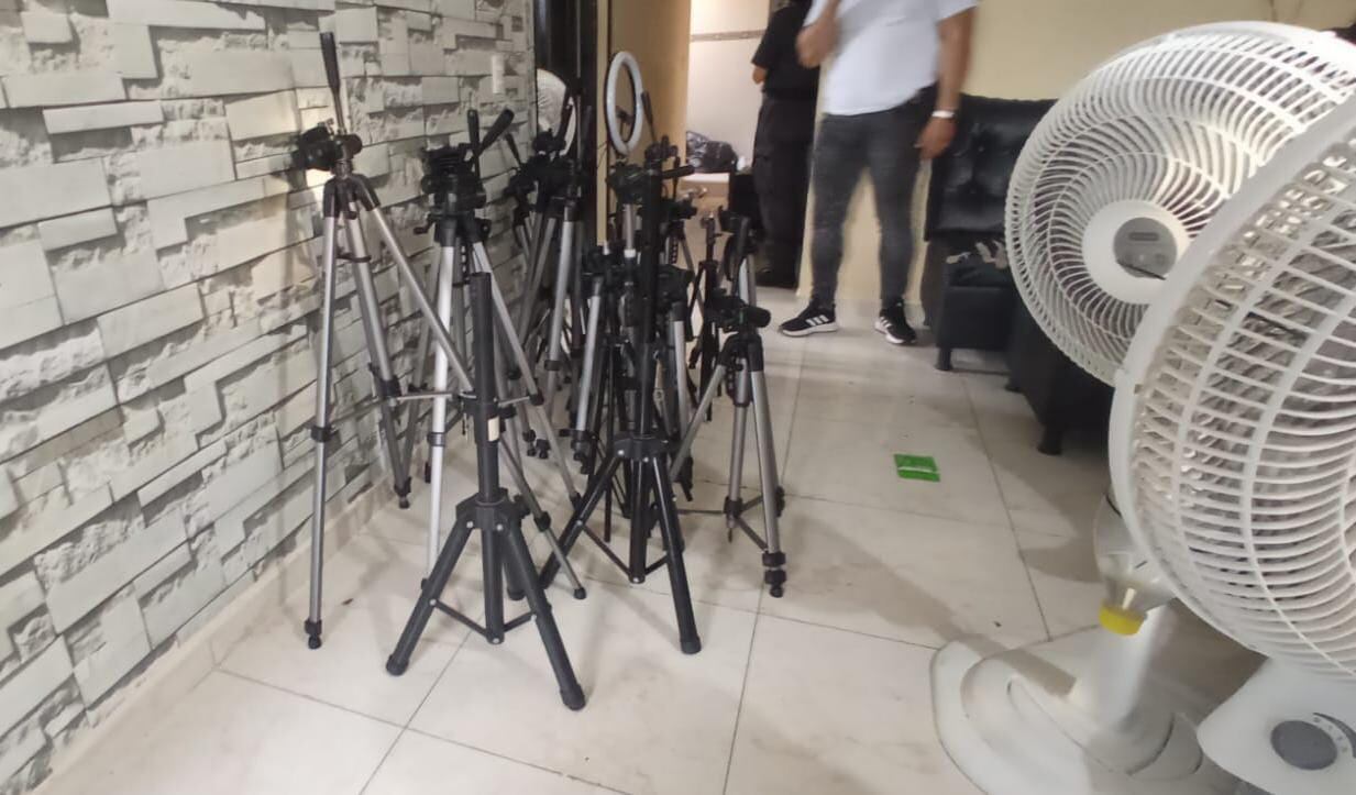 También se hallaron cámaras, trípodes, luces y otros elementos que al parecer eran utilizados para ofrecer servicios sexuales.