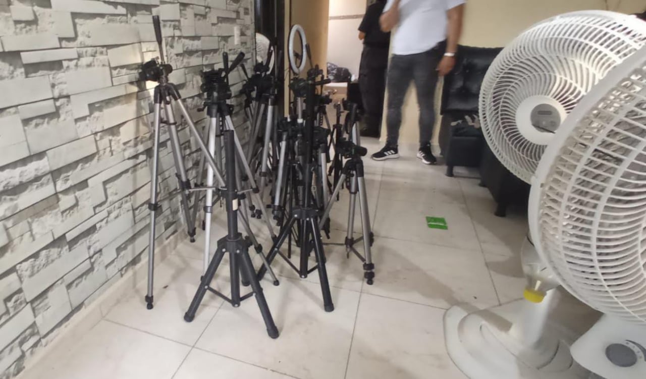 También se hallaron cámaras, trípodes, luces y otros elementos que al parecer eran utilizados para ofrecer servicios sexuales.