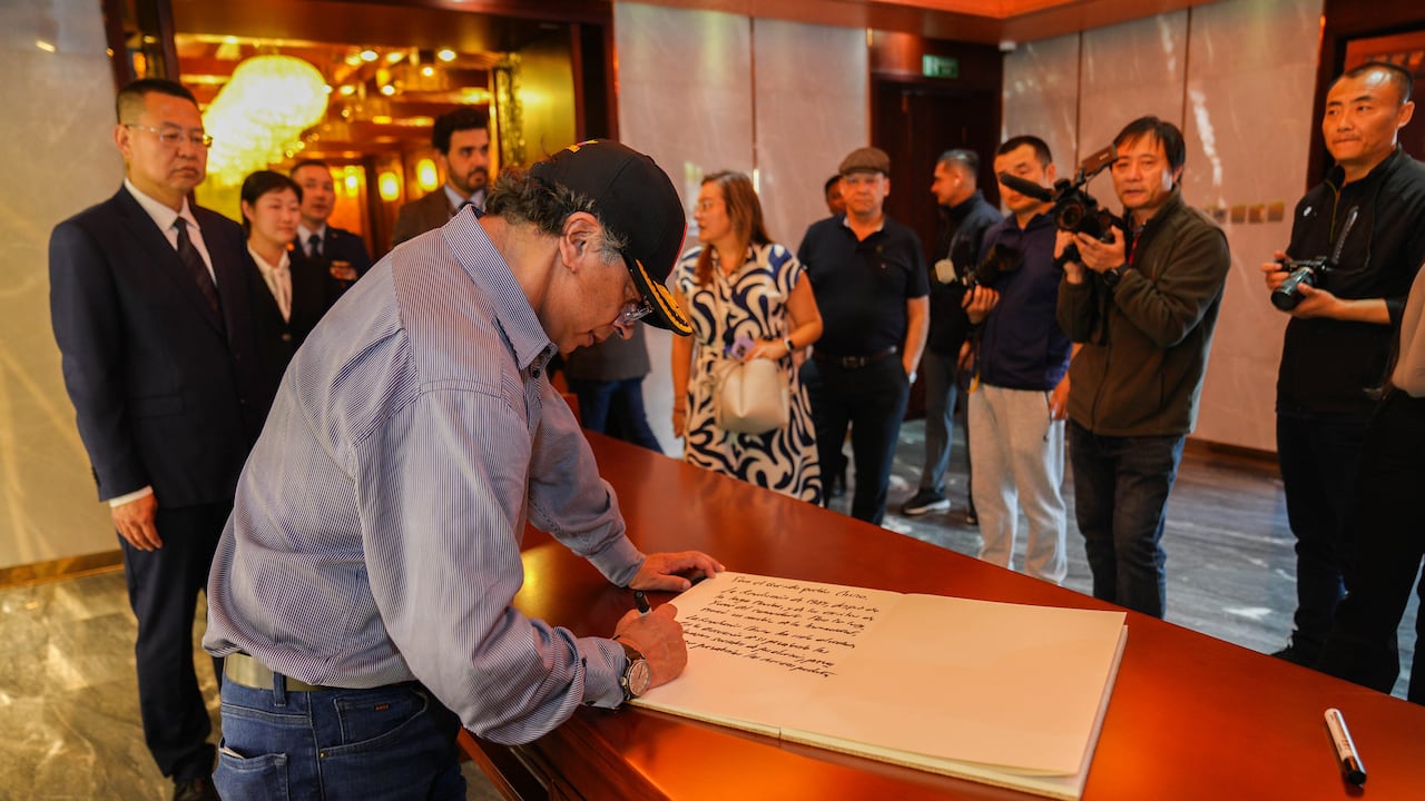 El presidente, Gustavo Petro, en La Gran Muralla China, en Huairou, China, el 12 de mayo de 2025