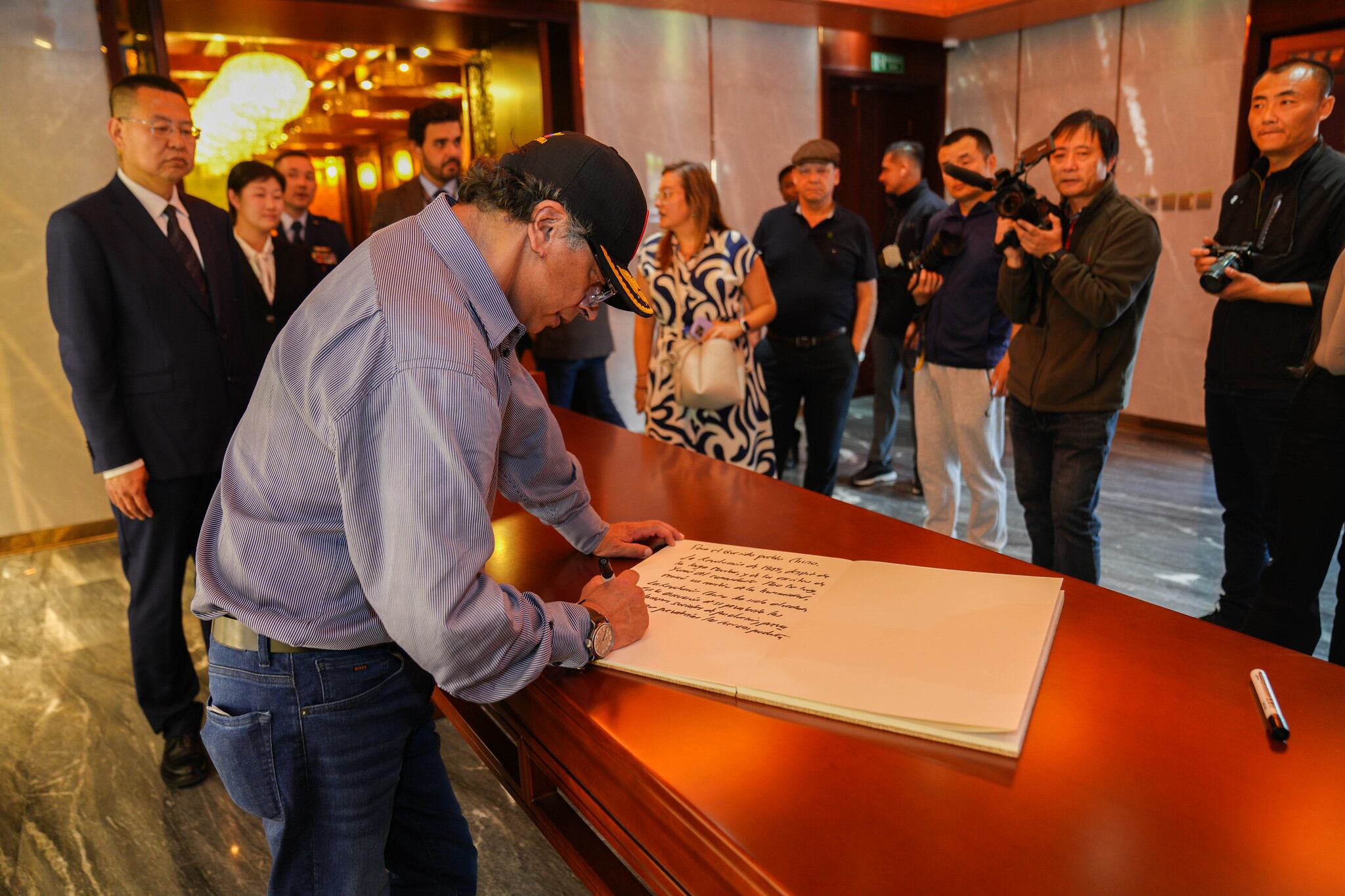 El presidente, Gustavo Petro, en La Gran Muralla China, en Huairou, China, el 12 de mayo de 2025