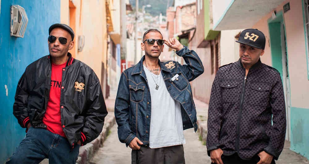  Kany, Kaiser y Ata, de La Etnnia, en la calle del barrio Las Cruces en la que crecieron. Foto: Cortesía.