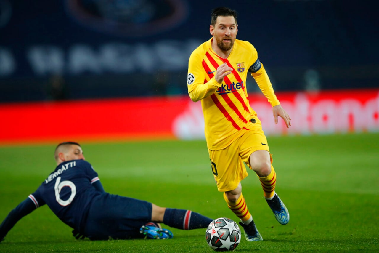 Marco Verratti (izq.) y Lionel Messi (der.), protagonistas de la jugada más polémica del partido entre PSG y Barcelona.