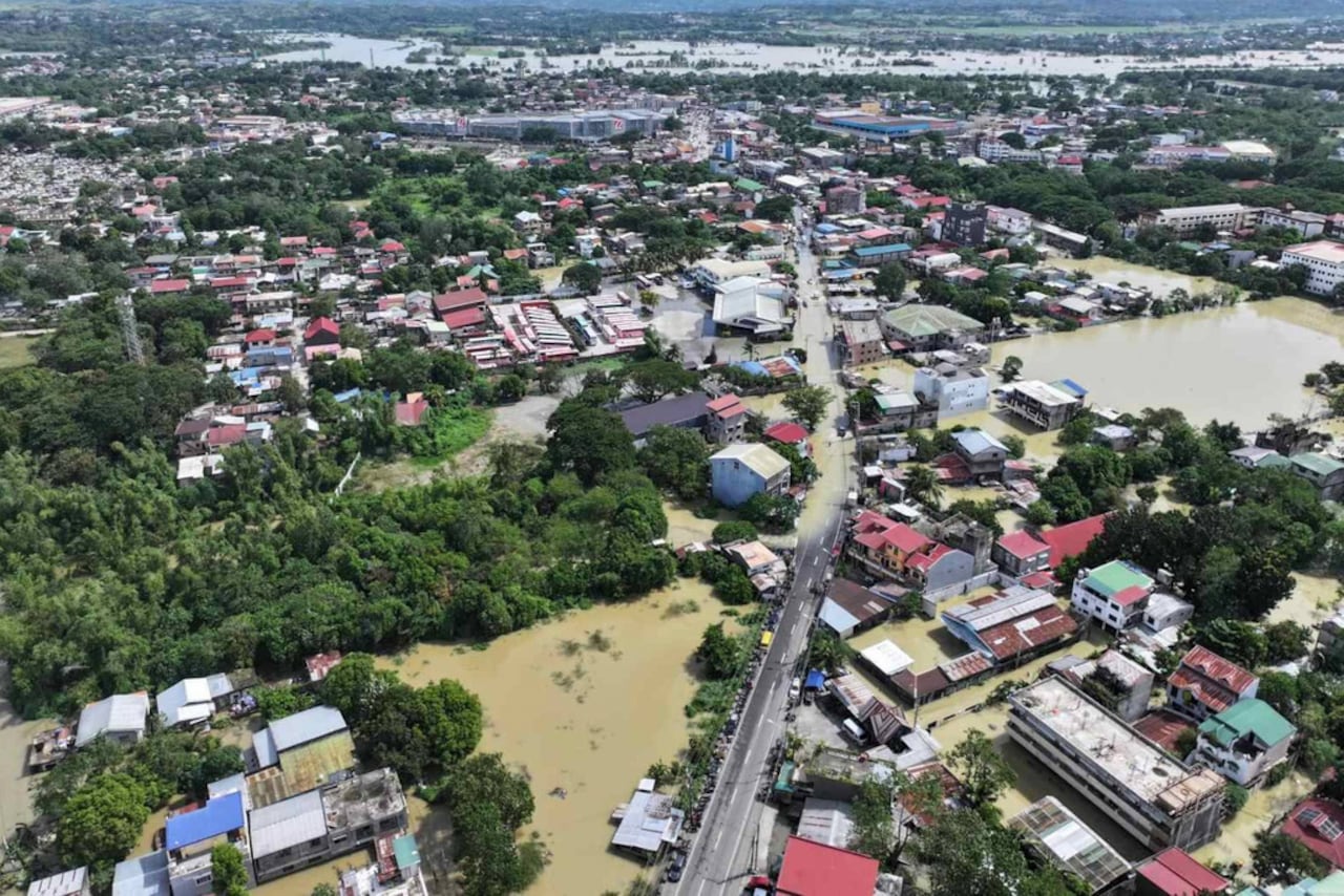 En esta fotografía proporcionada por la Oficina Provincial de Policía de Cagayán, se observa una localidad rodeada por las inundaciones tras el paso del tifón Fung-wong por la provincia de Cagayán, en el norte de Filipinas, el martes 11 de noviembre de 2025.