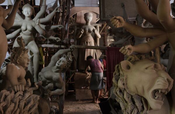 Un artista prepara un ídolo en un taller antes del festival de Durgá Puyá en Nueva Delhi, India. (AP)