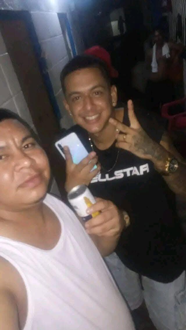 Reclusos con cervezas y celulares en Barranquilla.